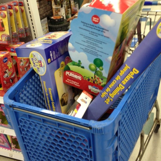 Photo taken at Toys"R"Us by Rachel F. on 12/5/2012