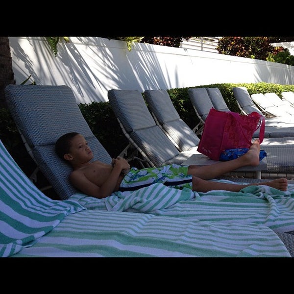 Снимок сделан в Pool at the Diplomat Beach Resort Hollywood, Curio Collection by Hilton пользователем Kristina T. 10/22/2012