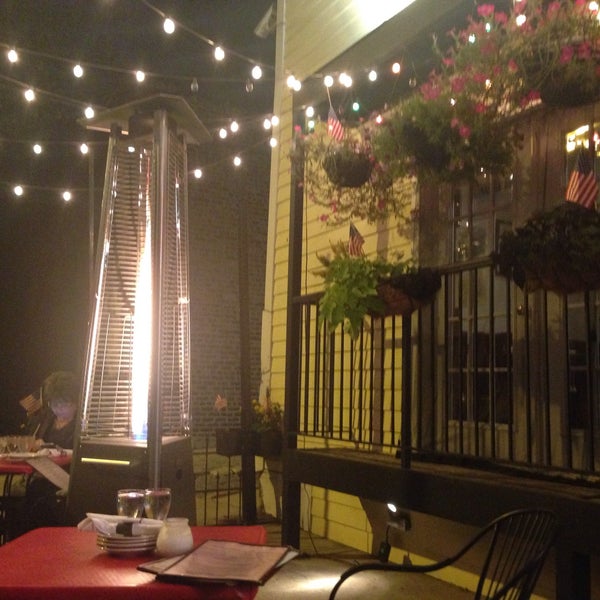 Foto scattata a Fireside Restaurant &amp; Lounge da D B. il 9/12/2015