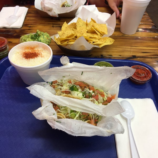 Foto diambil di L&#39;Patron Tacos oleh D B. pada 7/17/2017
