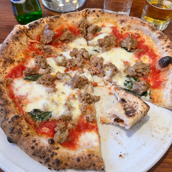 Foto tomada en Spacca Napoli Pizzeria  por D B. el 3/19/2023