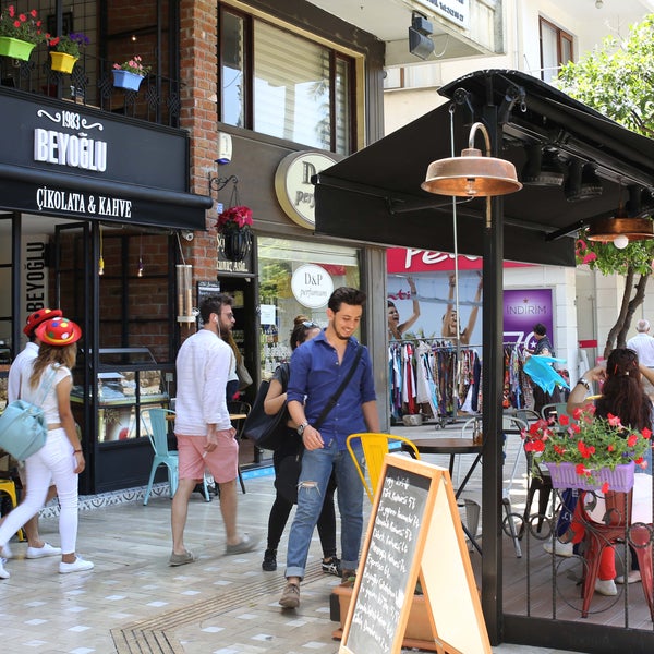 รูปภาพถ่ายที่ 1983 Beyoğlu Çikolata &amp; Kahve โดย 1983 Beyoğlu Çikolata &amp; Kahve เมื่อ 7/20/2015