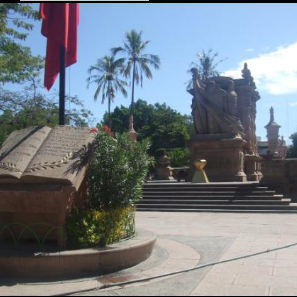 Monumento a la Bandera. Se localiza en el centro de la ciudad, en la explanada que lleva ese nombre. Fue construido entre 1941 y 1942.