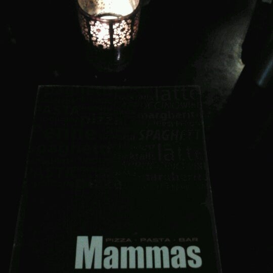 9/24/2012 tarihinde Sean S.ziyaretçi tarafından Mammas Pizza &amp; Pasta Bar'de çekilen fotoğraf
