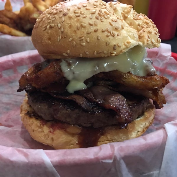 Photo taken at Pearl&#39;s Deluxe Burgers by Jihyun W. on 10/10/2018