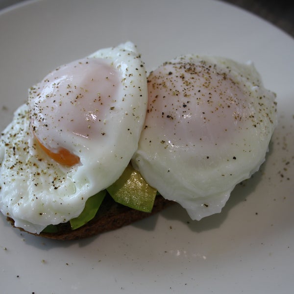 Tatlılarına hayran hayran bakıyoruz ve elimizi sürmeyip sadece kahvaltı menüsü ile yetiniyoruz. Avakado poşe yumurta sipariş verdik. (24 TL). Detaylar için ▶️https://instagram.com/bugunneyesem/