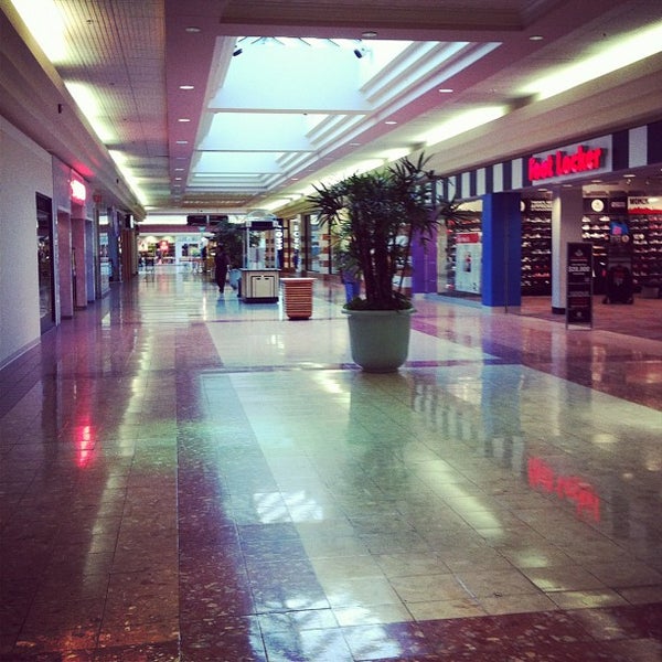 9/25/2012 tarihinde Mike L.ziyaretçi tarafından North DeKalb Mall'de çekilen fotoğraf
