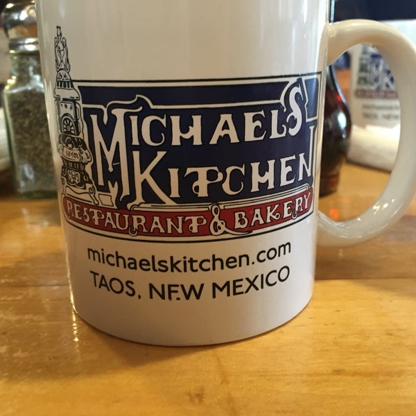 Das Foto wurde bei Michael&#39;s Kitchen - Restaurant and Bakery von Wyatt F. am 6/1/2017 aufgenommen