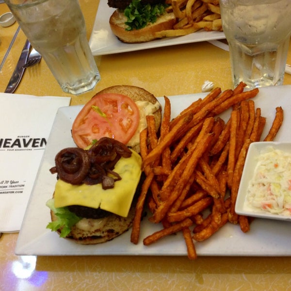 Das Foto wurde bei Burger Heaven von Esteban V. am 1/30/2013 aufgenommen