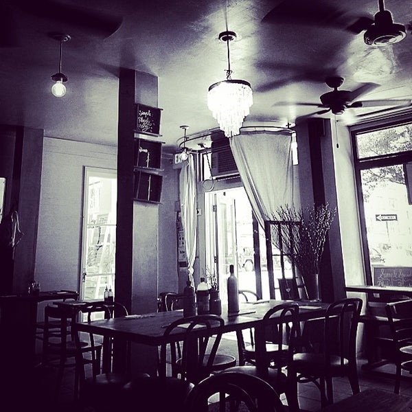 รูปภาพถ่ายที่ Simple Cafe โดย Pamela R. เมื่อ 6/16/2014