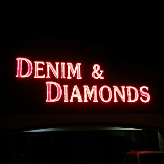 รูปภาพถ่ายที่ Denim &amp; Diamonds โดย Jared J. เมื่อ 12/13/2012