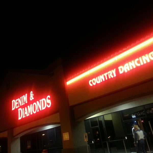 รูปภาพถ่ายที่ Denim &amp; Diamonds โดย Jared J. เมื่อ 2/24/2013