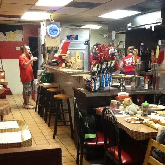 Foto scattata a Rico&#39;s Pizzeria da David M. il 11/30/2012