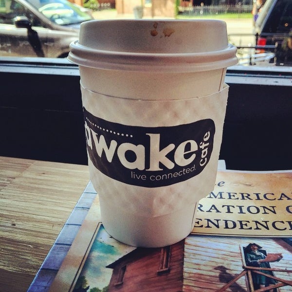 รูปภาพถ่ายที่ Awake Cafe โดย Dennis C. เมื่อ 6/6/2015
