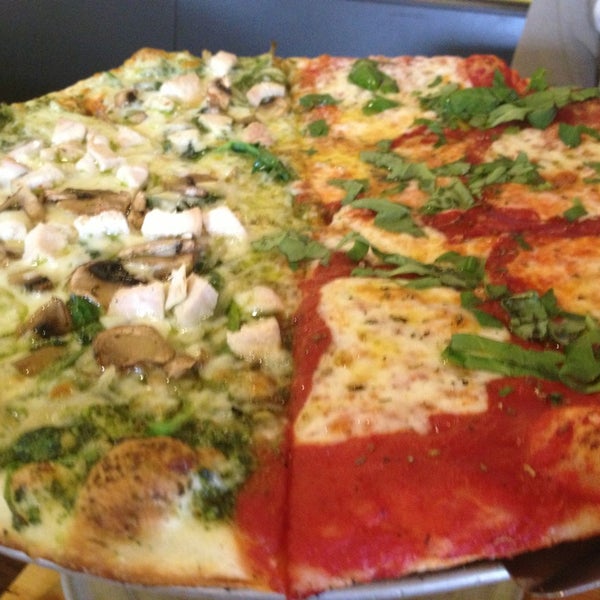 Foto diambil di Right Coast Pizza oleh Ryan R. pada 4/6/2013