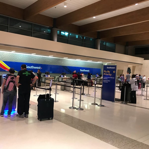 Das Foto wurde bei Flughafen Dallas Love Field (DAL) von Adrian L. am 10/1/2017 aufgenommen