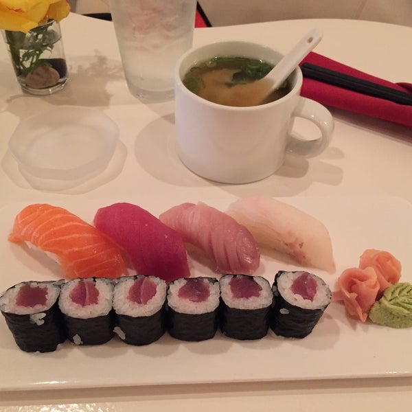 Снимок сделан в Friends Sushi пользователем Adrian L. 8/25/2015