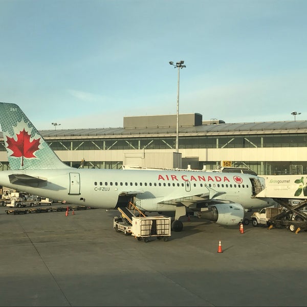 Снимок сделан в Международный аэропорт Торонто Пирсон (YYZ) пользователем Adrian L. 3/31/2018