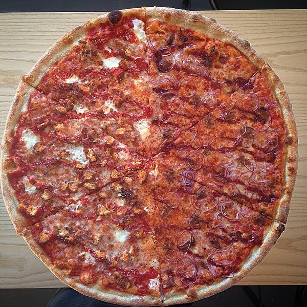 Foto scattata a Panelli&#39;s Pizza + Parm da David I. il 3/12/2015