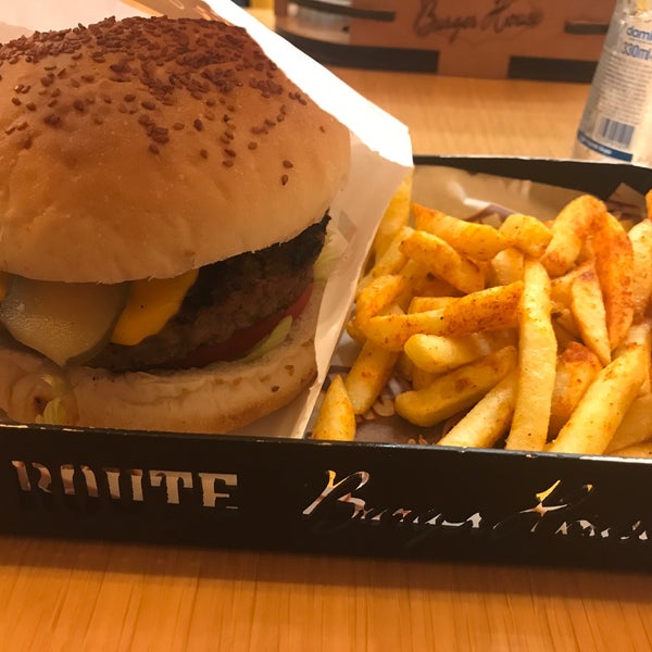 Foto tomada en Route Burger House  por Açelya T. el 8/15/2018