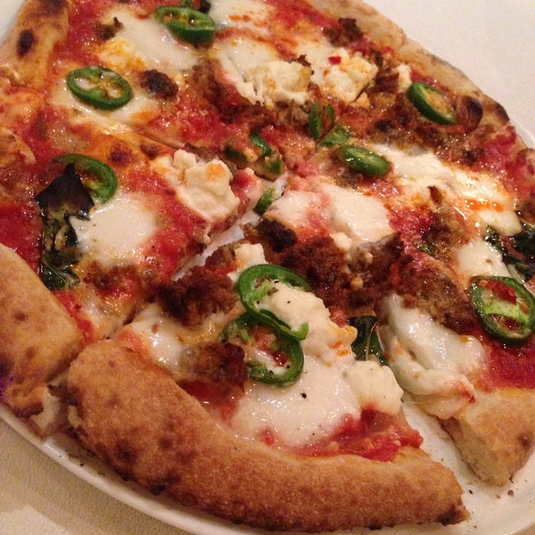 Foto diambil di 800 Degrees Neapolitan Pizzeria oleh Al B. pada 1/19/2015