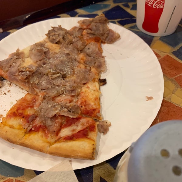 Photo prise au Posa Posa Restaurant &amp; Pizzeria par Neal A. le8/23/2019