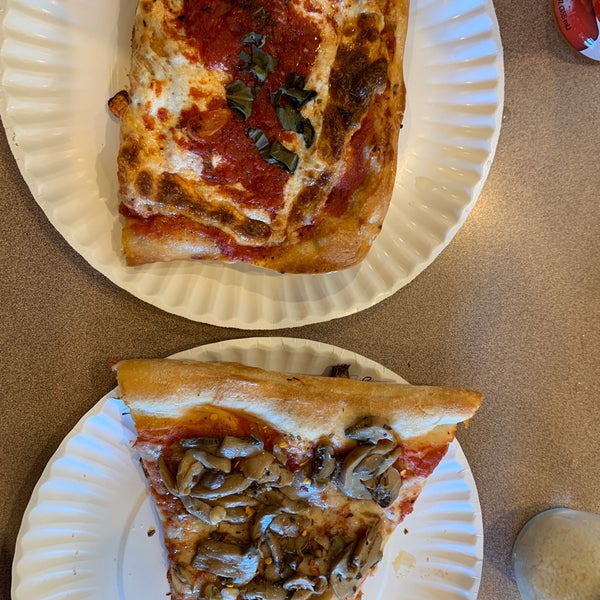 Das Foto wurde bei Posa Posa Restaurant &amp; Pizzeria von Neal A. am 2/28/2020 aufgenommen