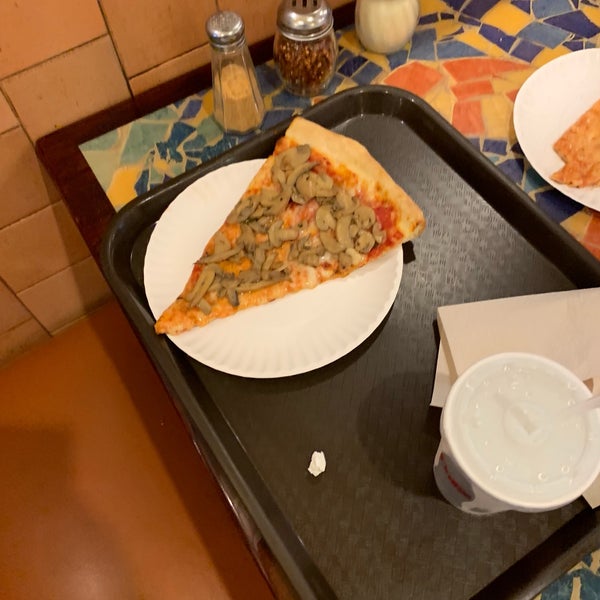 Photo prise au Posa Posa Restaurant &amp; Pizzeria par Neal A. le10/4/2019