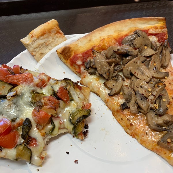 Photo prise au Posa Posa Restaurant &amp; Pizzeria par Neal A. le9/20/2019