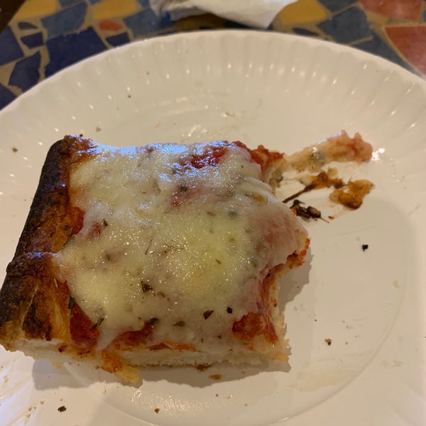Photo prise au Posa Posa Restaurant &amp; Pizzeria par Neal A. le7/12/2019