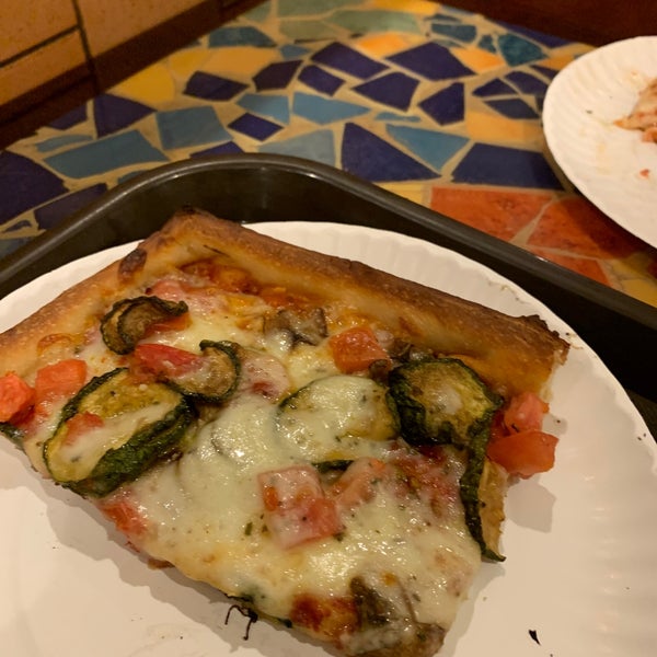 Das Foto wurde bei Posa Posa Restaurant &amp; Pizzeria von Neal A. am 12/6/2019 aufgenommen