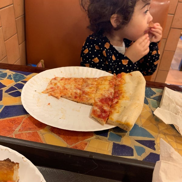 Снимок сделан в Posa Posa Restaurant &amp; Pizzeria пользователем Neal A. 12/6/2019