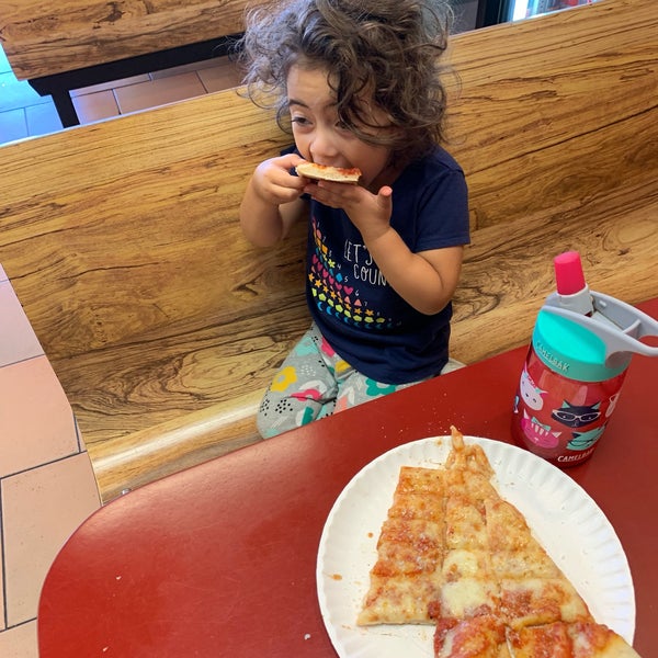 Photo prise au Posa Posa Restaurant &amp; Pizzeria par Neal A. le9/20/2019