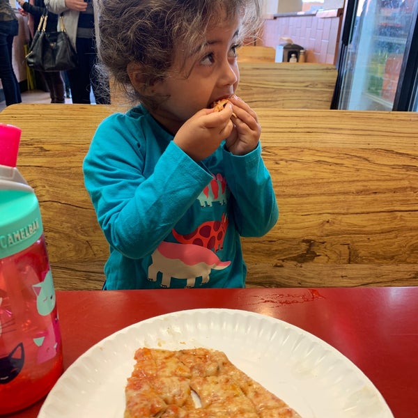 Das Foto wurde bei Posa Posa Restaurant &amp; Pizzeria von Neal A. am 10/25/2019 aufgenommen