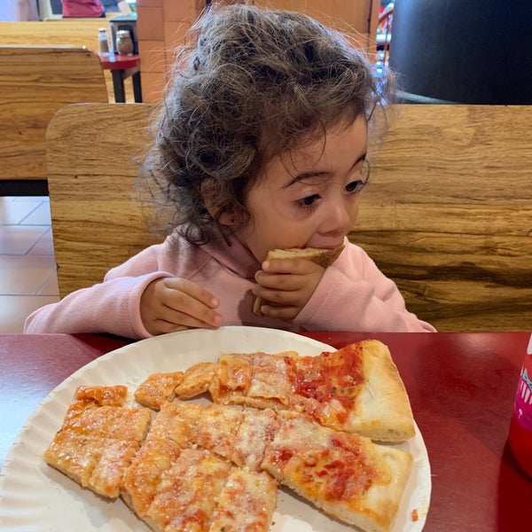 Снимок сделан в Posa Posa Restaurant &amp; Pizzeria пользователем Neal A. 9/6/2019