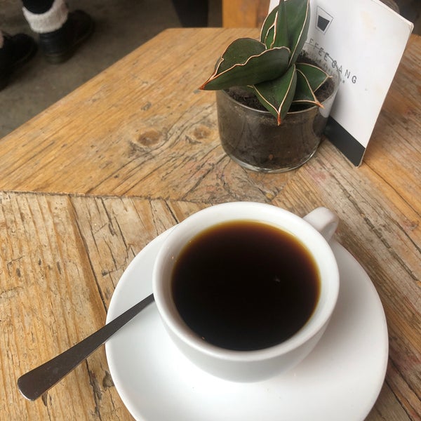 Foto diambil di The Coffee Gang oleh Filip pada 10/19/2019