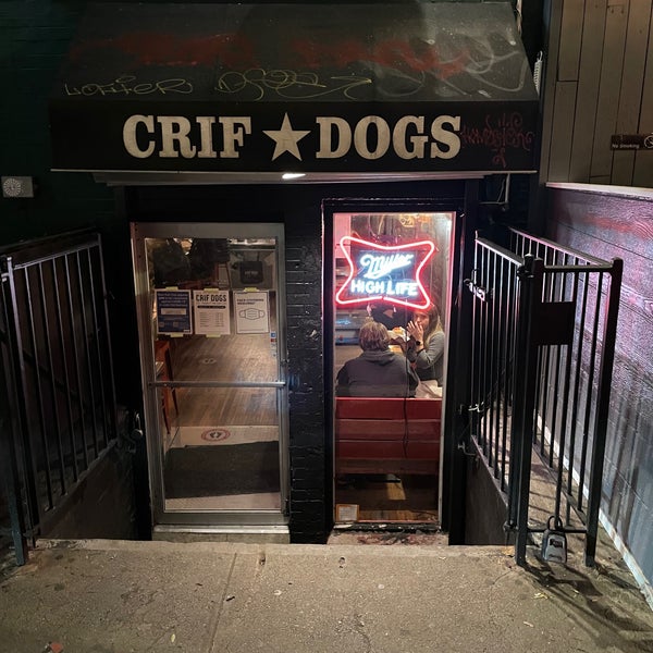 12/8/2021 tarihinde Amy P.ziyaretçi tarafından Crif Dogs'de çekilen fotoğraf