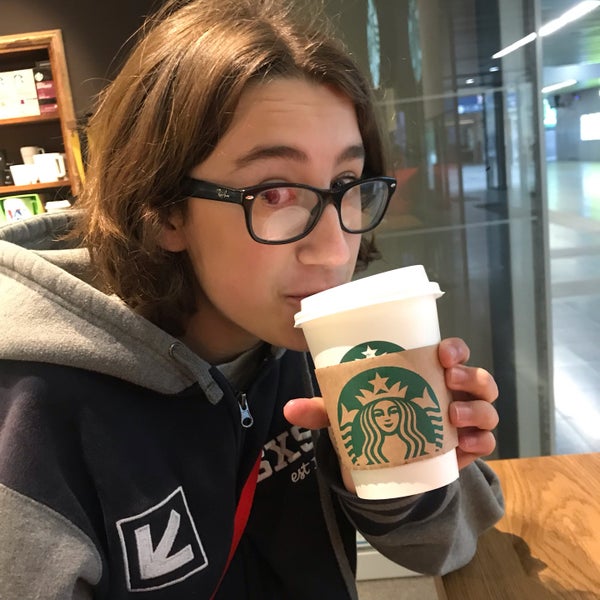 Foto scattata a Starbucks da Amy P. il 6/16/2019