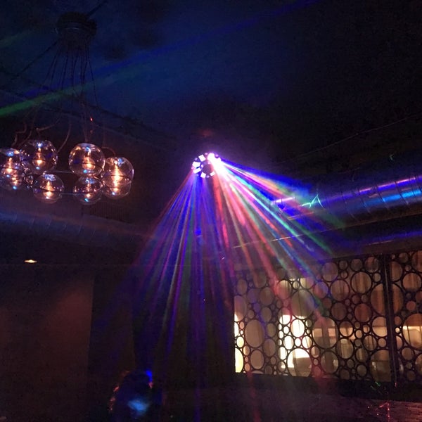 Das Foto wurde bei Corked Bar, Grill, Nightclub von EJ S. am 11/7/2015 aufgenommen