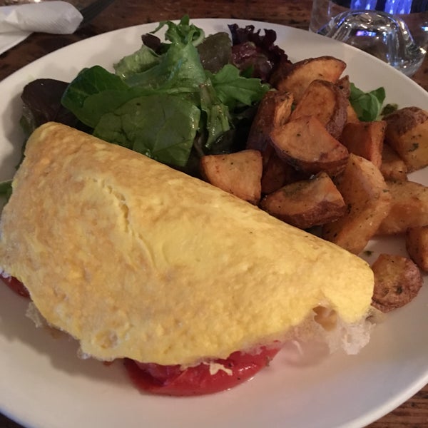 Great omelette with roasted tomatoes and goat cheese! Also the salad and potatoes that comes with it! Oh, and the scones are incredible!! The owner is so kind!!