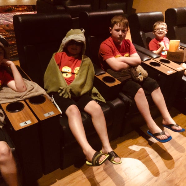 Regal Eastview Mall 영화관