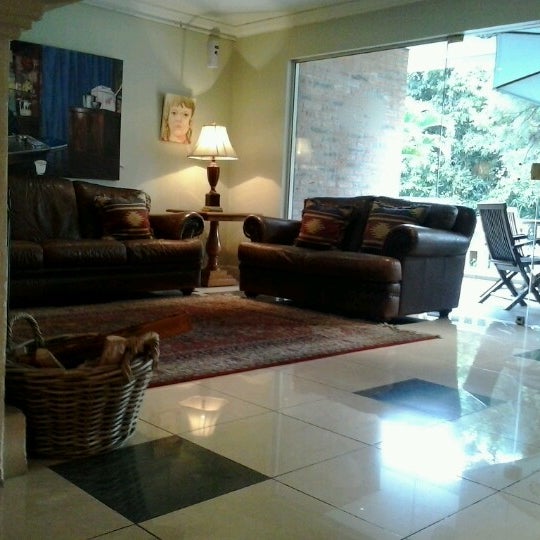 Das Foto wurde bei Hotel Villa Morra Suites von Gustavo I. am 10/31/2012 aufgenommen
