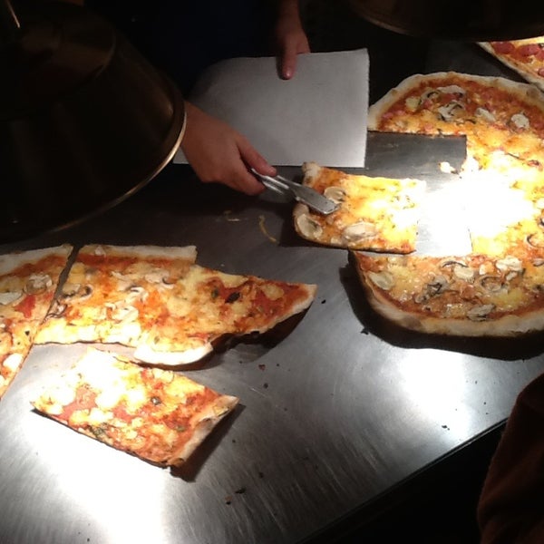 Das Foto wurde bei Pizza von DJIO am 7/7/2013 aufgenommen