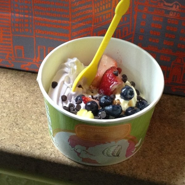 2/5/2013에 Christina M.님이 Tutti Frutti Frozen Yogurt에서 찍은 사진