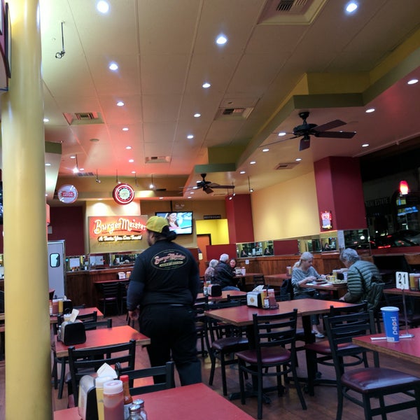 รูปภาพถ่ายที่ BurgerMeister โดย @SDWIFEY เมื่อ 3/19/2018