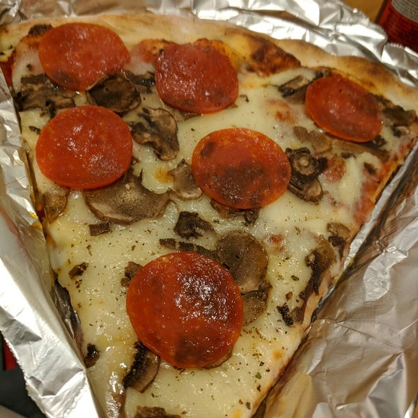Снимок сделан в Victor&#39;s Pizza пользователем @SDWIFEY 12/11/2020
