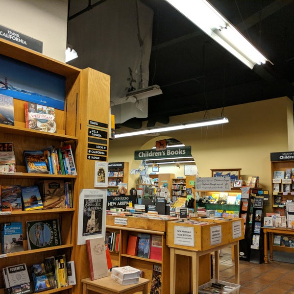 Das Foto wurde bei Bookshop Santa Cruz von @SDWIFEY am 1/21/2019 aufgenommen