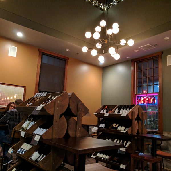 Foto tirada no(a) Savvy Cellar Wine Bar &amp; Wine Shop por @SDWIFEY em 2/2/2018