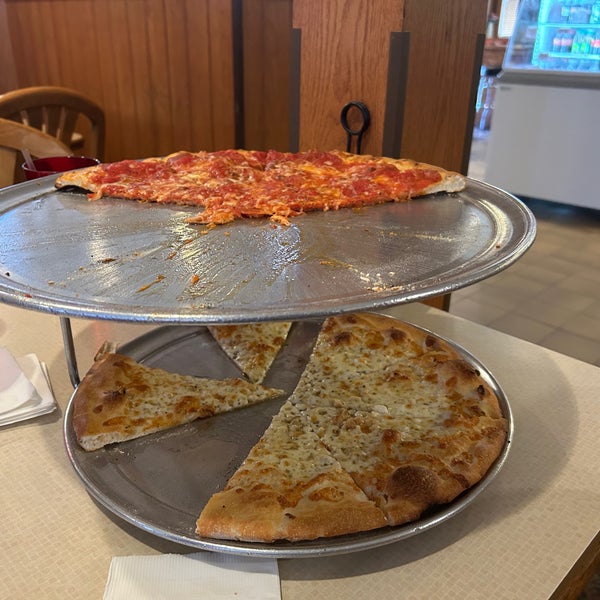 Foto diambil di DeLorenzo&#39;s Pizza oleh David W. pada 3/18/2023