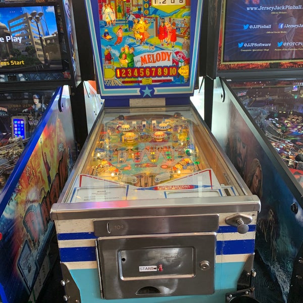รูปภาพถ่ายที่ Silverball Retro Arcade โดย David W. เมื่อ 8/19/2021